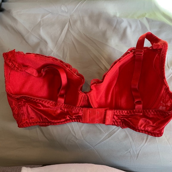 Red Lace Victoria’s Secret Bra - Picture 3 of 3
